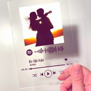 Spotifytavla - Akrylskiva med valfri låt och foto på gjort i vinyl. Finns i två storlekar, 10x15cm (på bilderna) och i A4. Perfekt present! Kan hämtas i nacka om eller skickas spårbart för 51kr. 10x15cm kostar 169kr/st och A4storlek kostar 199kr/st.