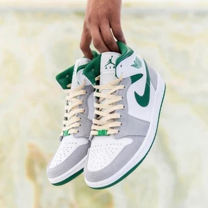 Jordan 1 Mid Gry Green 🟢👟 - Jordan 1 Mid Gry Green 🟢👟  Tillgängliga storlekar⬇️  •EU40,5  •EU41 •EU42 •EU42,5 •EU43 •EU44 •EU44,5  •EU45 •EU45,5 •EU46  • Pris: 2499kr Fri Frakt   • Skriv till oss i dm om din storlek saknas   • Vi nås genom dm för eventuella frågor eller funderingar!  #erisneakers 