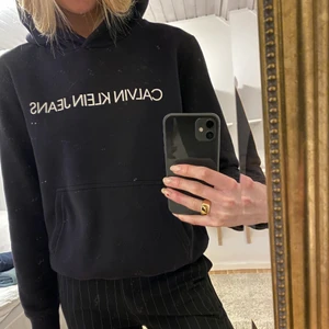 Svart calvin klein hoodie - Så skön svart calvin klein hoodie med fleece inuti. Strl S, nypris 1000kr❤️ PRIS 500kr + frakt