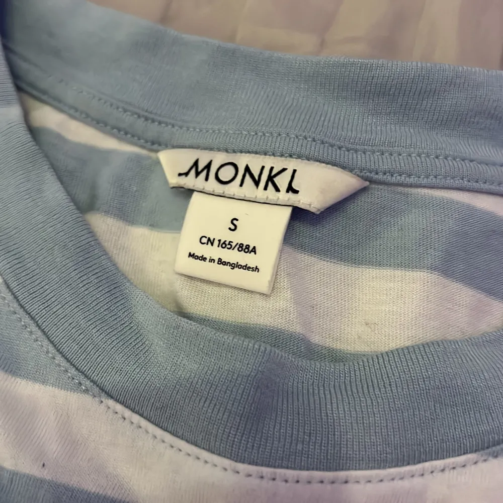 Randig långärmad tröja från MONKI, säljer då jag knappt använder den, är i jätte bra skick i storlek S!. Tröjor & Koftor.