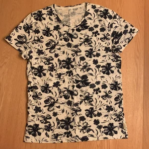 T-shirt  - T-shirt från Brothers. Endast använd en gång. Kan skickas i kuvert med 2frimärken för 26kr, eller spårbart