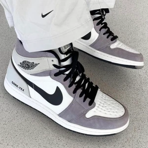 Air Jordan 1 High Element Gore-Tex ”Ligh - Air Jordan 1 High Element Gore-Tex ”Light Bone”🦴  Tillgängliga storlekar⬇️  •EU40 •EU43  • Pris från 2699kr Fri Frakt   • Skriv till oss i dm om din storlek saknas   • Vi nås genom dm för eventuella frågor eller funderingar!  #erisneakers 