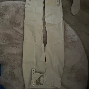 Snygga byxor!! - Supersnygg byxor i strl 40 men sitter mer som en 36/38 enligt mig. Snygga detaljer. Aldrig använda endast testade, nypris 600