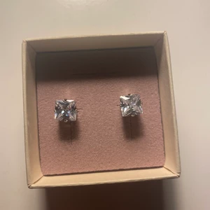 Örhängen  - Jättefina örhängen som aldrig kommit till användning. 20kr/st, eller alla för 50kr