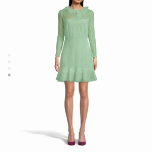  Klänning från Sandro  - Fin klänning från det kända franska märket Sandro i limegrönt som jag aldrig har använt. Ny pris 2500 SEK. P.S. lånade bilder