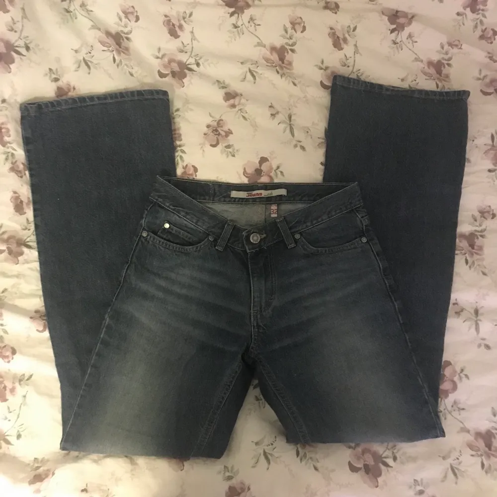 superfina låga jeans som inte kmr till användning. de är i fint skick och har jättefin passform! frakt tillkommer! midjemått: 77 cm, innerbenslängd: 80 cm. Jeans & Byxor.