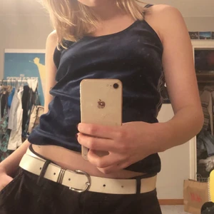 Krossat sammet linne - Fint blått linne i krossat sammet med sportiga ränder längs med sidorna. Köpte secondhand i danmark och det är otydligt vilken storlek linnet är i men skulle gissa på xs/S. Skriv privat för mer bilder!