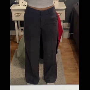 Grå kostymbyxor fr Weekday - Gråa kostymbyxor från Weekday i strl 36. Raka ben, ganska låg midja, bra längd på mig som är 171cm. 