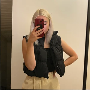 Kort väst  - Kort och skit snygg använd ca 2 gånger, har fickor ingen luva 