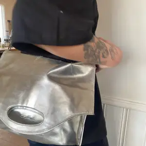 Iconic bag från Ann-Sofie Back’s märke BACK! Typ en archive piece eftersom det märket numera inte aktivt designar längre. Köpt för många år sen för 1300 kr ❤️🔥 kan mötas upp elr fraktas :) skriv prisförslag! 🥰