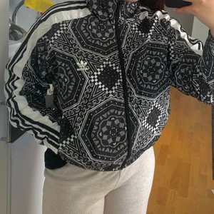Adidas Windbreaker, EU 38 - Säljer min vindjacka från adidas som är slutsåld överallt i St 38! Den är aldrig använd, har prislappen kvar o säljer för 200