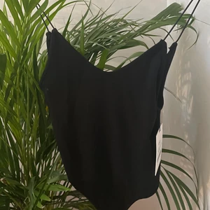 Oanvänd body med djup rygg - En helt oanvänd body som dessvärre är för liten för mig! Köpt på NAKD för ett tag sedan. Skulle väl säga att denna passar en XXS-XS