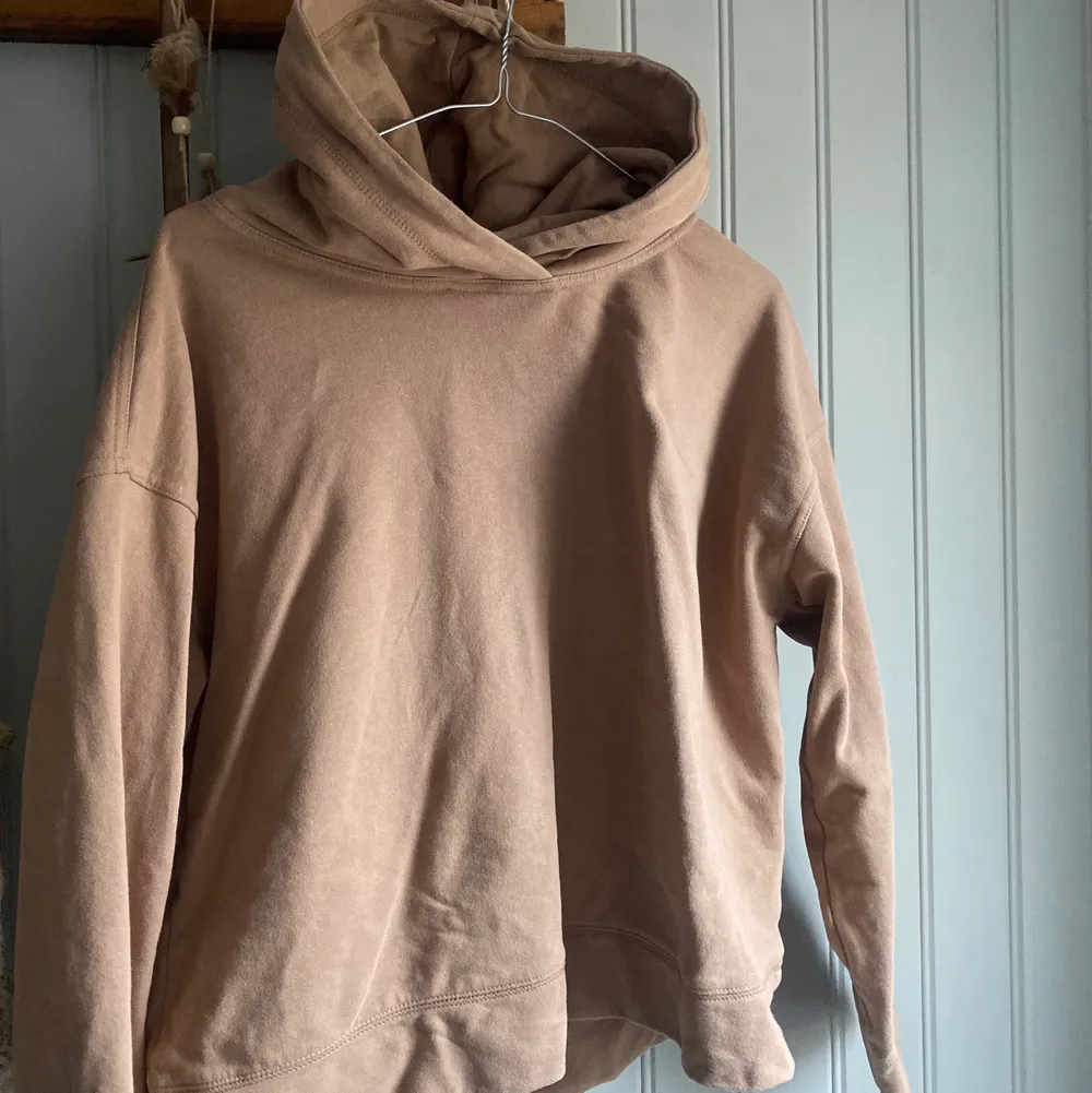 Fin basic brun hoodie. Knappt använd så perfekt skick! Köparen står för frakten📦. Hoodies.