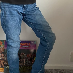 Blå jeans - Säljer dessa snygga jeansen som inte kommer till användning längre. De är midrise/ low waist. Frakt tillkommer. Kom med eget prisförslag.❤️