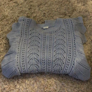 En blå stickad tröja🦋 - Den har en liten fläck men den syns inte annars är den jätte fin🦋