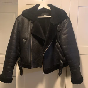 Skinnjacka med päls - Jacka med skinnimitation och en varm fake fur på insidan. Fint skick!