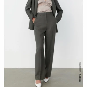 Kostymbyxor från zara - Säljer dessa jättefina kostymbyxor från zara som är helt slutsålda!😍⚡️ de har lappen kvar och jag har endast testat dem. 220kr! Skriv till mig vid frågor och om ni är intresserade❤️❤️