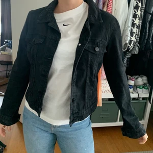 Jeansjacka  - Svart jeansjacka från Zalando. Märke noisy may. Strl S. Köpt för ca 300-400. Säljer för 80:-.