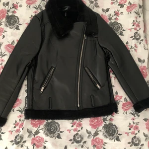 Bikerjacka - Bikerjacka i storlek 36. Jackan är ganska tunn till skillnad från vanliga bikerjackor. Perfekt till våren, mjukt material i insidan som håller en varm. Inte krånglig alls. Jag har använt jackan 2 gånger sen jag köpte den, men den är ganska liten för mig. Original priset var 600kr.