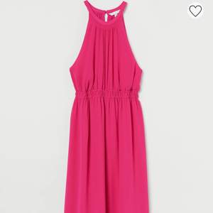 Säljer denna så fina klänning från hm, perfekt till sommaren i storlek s, mycket bra skick som ny, köparen står för frakt💕
