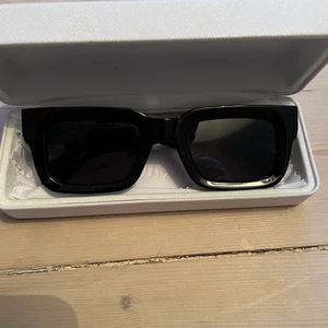 Chimi Eyewear 05 - Väldigt bra skick, endast använda fåtal gånger. Inga repor, flaws eller liknande. Allt medföljer, fodral samt putsduk. Säljer endast av anledningen då jag har köpt ett par nya 😎 säljer för 600kr och nypris är 1100kr!