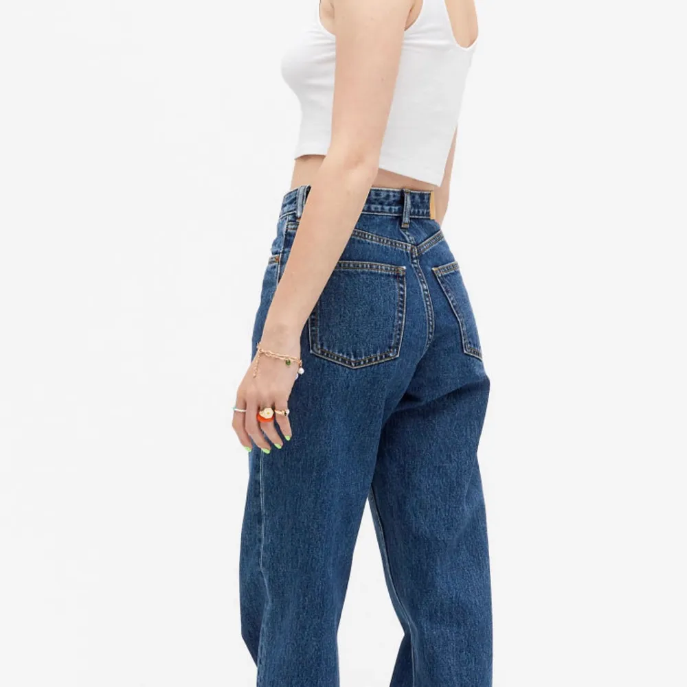 Säljer dessa jeans från Monki. Helt oanvända!! Nypris: 400kr. Mitt pris:200kr . Jeans & Byxor.