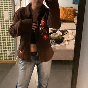 Brun jacka/kofta - Underbar kofta/jacka med långa ärmar. Har blommor på sidorna 🌸  svinskön å lite puff-Axel. Står storlek xl men tror de e barnstorlek så uppskattar storlek medium 