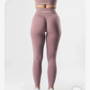 Alphalete amplify leggings - Purple dove - Säljer dessa helt nya träningstights från Alphalete p.g.a att jag beställde två par likadana. Materialet är supermjukt och stretchigt, färgen är åt det ljuslila hållet och den lilla scrunch-detaljen i rumpan gör dom extra smickrande att ha på sig! 