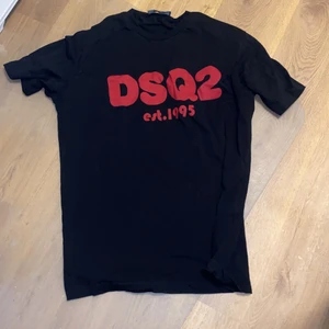 Dsquared2 t-shirt - En Dsquared2 t-shirt köpt på johnells. Storleken är xl men den är liten för att vara xl och därför säljer jag den. Kvitto finns inte annars hade jag lämnat tillbaka den då nypriset var 2299kr.