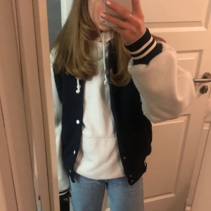 Jacka - Jätte snygg jacka från hm!!! Köpte denna i höstas för 700 kr! Jag tror inte den säljs längre eftersom jag inte kan hitta den på hemsidan längre! Den är använd några fåtal men är i så fint skick och är som nyskick!! Har i storlek Xs och sitter oversized!
