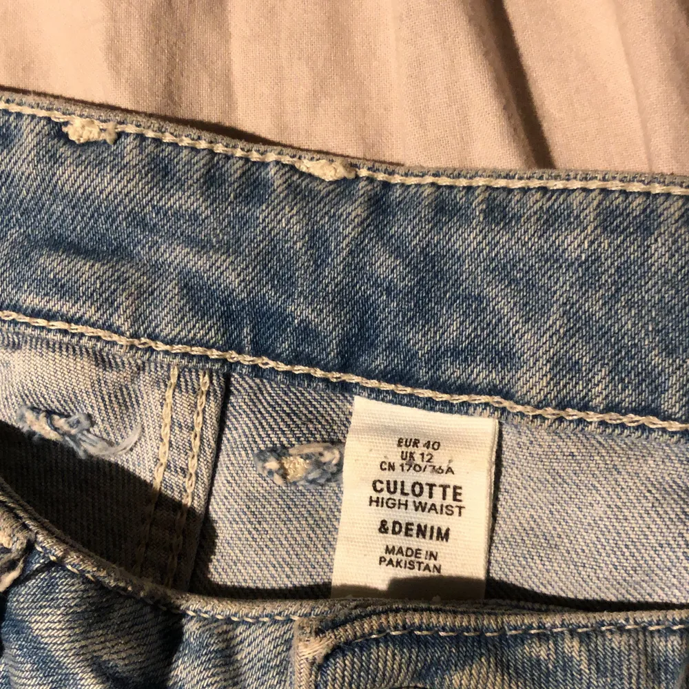 Dessa jeans var ett av mina favoriter. Råkade dock beställa hem 2 par så väljer att sälja ett par. Dom sitter som en smäck i rumpan och har en passform på 38/40. Jeans & Byxor.