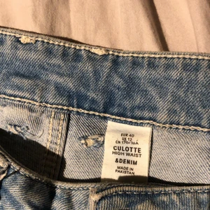 Blå pösiga jeans, storlek 40 - Dessa jeans var ett av mina favoriter. Råkade dock beställa hem 2 par så väljer att sälja ett par. Dom sitter som en smäck i rumpan och har en passform på 38/40