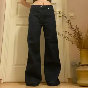 Säljer dessa superfina mörkblåa cheap monday jeansen. Innerbenslängden är 75 cm och midjemåttet är 78 cm. Storleken är 26/32 och det är egentligen hög midja men man kan även ha den lite lägre och baggy som jag har på bilderna. Färgen gör sig mest rättvisa på sista bilden 💖