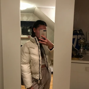 Vintage jacka - Snygg vit vintage jacka i kort modell, otroligt varm. Säljer för 50 + 60 kr frakt alternativt mötas upp i Norrköping eller Linköping 💓 jag är 163 cm lång. Den har en reflex på baksidan (sista bilden) därav billigt pris. 
