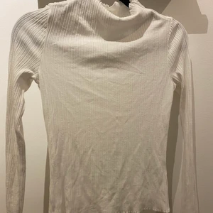 Vit halvpolo tröja!  - Hej igen! Säljer denna fina vita halvpolo tröjan från HM! Den är i fint skick! Säljer pga att den blivit förliten och liggandes i gadroben!💗jag kan mötas upp i Ronneby, Karlskrona eller Karlshamn eller skicka den💗köpare står för frakten 