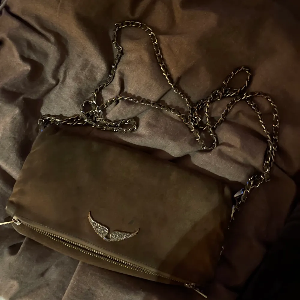 Säljer min gamla Zadig Voltaire väska i brun mocka, väl använd, därav priset ❤️. Väskor.