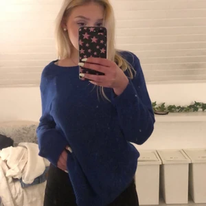 Blå tröja  - Säljer nu min blåa lättstickade tröja från VILA i stl L. Använda cirka 3 gånger men är i nyskick! 150kr + frakt. Köparen står för frakten💕💕✨✨