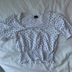 Pricking croptop  - Pricking croptop som med fin urringning! Från GinaTricot i storlek M! Frakt tillkommer ❤️