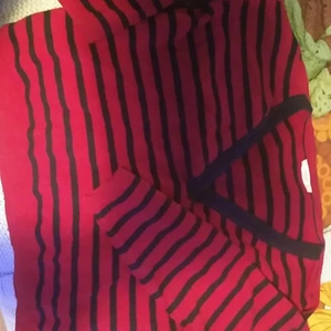 Långärmad stickad tröja - Säljer pga använder ej längre. Köparen står för frakt men kan även mötas upp i Uppsala. Storlek M men skulle kanske passa som S. Viktigt att veta! Knapparna är borta på framsidan. Köpt ny för 259kr