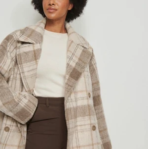 NA-KD jackan  - Jag vill kolla om nån är intresserad av den här jackan ❤️ jag köpte för 800kr 