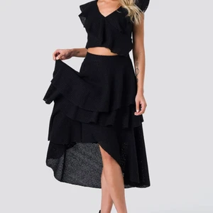 Metallic set - Set med metallic detaljer från NA-KD. Jag har använt toppen en gång men kjolen har prislappen kvar. Nypris 800kr säljer för 380kr. Strl L på både topp och kjol.