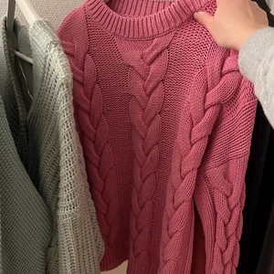 Rosa stickad tröja  - Väldigt fin rosa stickad tröja! Ljuset ger inte riktigt denna tröjan rättvisa då den är mycket mer rosa i verkligheten och i bättre ljus. Har tagit bort lappen så jag vet inte 100 var den kommer ifrån men är ganska säker på att den är ifrån vero Moda. Köparen står för frakten