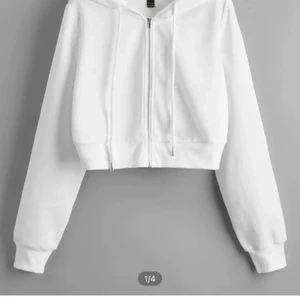 Kort kofta strl S - Vit kofta köpt från SHEIN för 119kr passar perfekt i storleken, aldrig använt den bara testat den❤️intresserad->skriv privat(ni står för frakten)