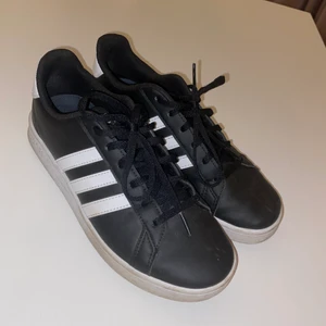 Adidas skor - Säljer mina adidas skor i storlek 36 2/3 då de är för små. De är sparsamt använda och i fint skick.