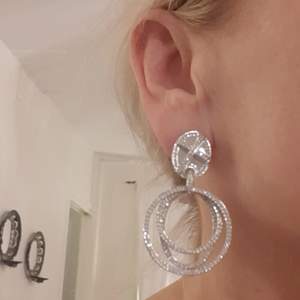 Vackra Swarovski örhängen med många kristaller! 5 cm långa säljes med originalbox. Med clips! Perfekta.