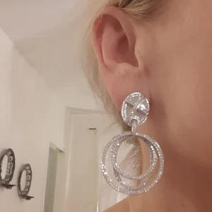 Vackra Swarovski örhängen - Vackra Swarovski örhängen med många kristaller! 5 cm långa säljes med originalbox. Med clips! Perfekta.