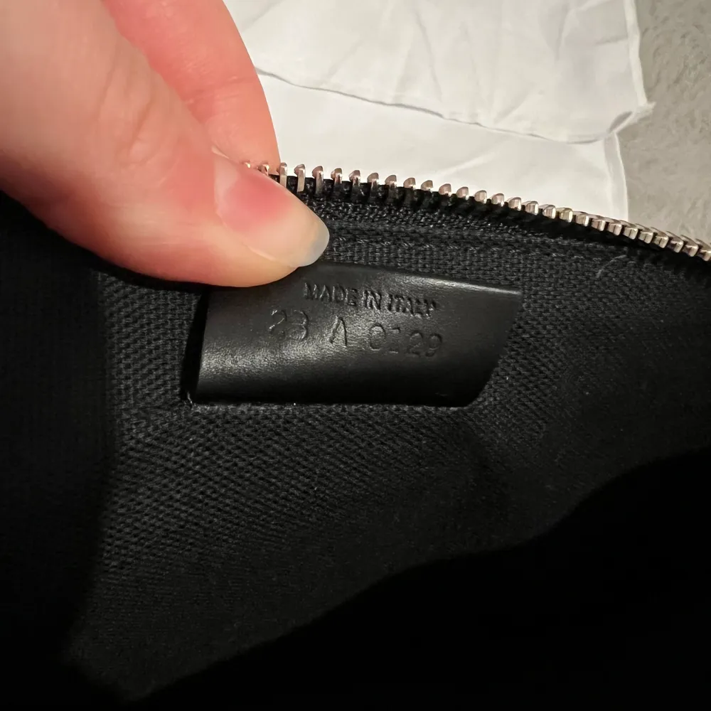 Givenchy clutch jag fått i present. Den är oanvänd och legat i sin dustbag. Givetvis äkta.. Väskor.