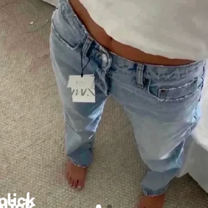 Jenas - Snyggaste baggyjeans från zara, använda endats 1 gång, stolek 38, sitter på mig som på bilden jag är 170 och har vanligtvis stl 36, köparen står för frakt