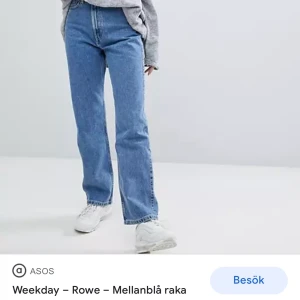 Weekday jeans row  - Säljer dessa blåa jeansen från weekday i modellen row/rowe. De är superfint skick men säljer då jag inte använder. Nypris är 500kr. Säljer för 300 men pris kan diskuteras. Storlek W25L32. De får över skorna på mig som är 164cm lång. De är supersköna