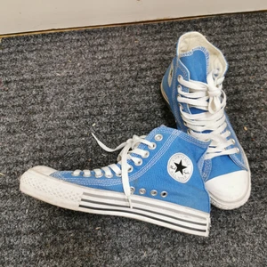 Unika converse  - Blåa, superfina, ovanliga converse. Dubbla linjer vid sulan och dubbla snörningshål. Använda ett fåtal gånger, fint skick! Storlek 4/36. Självklart äkta. Köparen står för frakten, men vet inte exakt kostnad nu. 